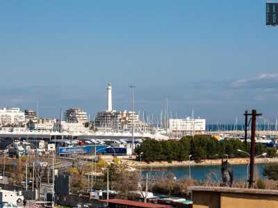 Uscendo su un piccolo balcone possiamo anche godere di un�aerosa vista sul mare con il bianco faro di San Cataldo all�orizzonte
